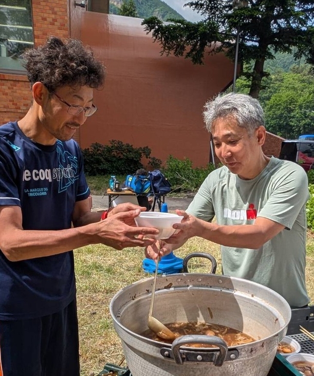 試走会後に芋煮を振る舞う船橋大会実行委員長(右)