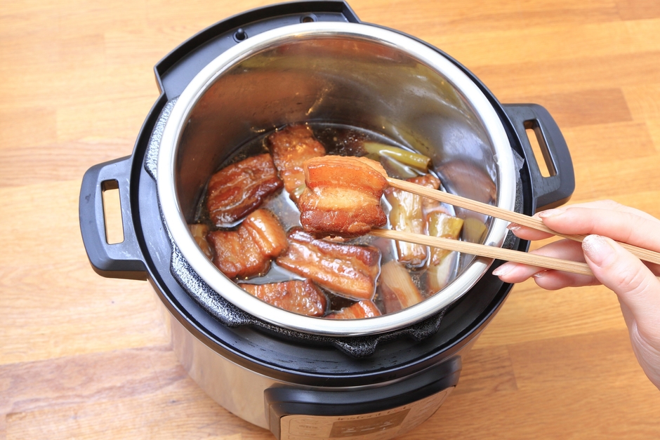 角煮　行程(3)　最後に「炒めもの／低モード」で味を見ながら煮つめる。