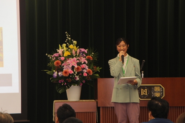 冒頭には、国際学部2年次生　内田実花さんによる 来賓紹介・趣旨説明が行われました