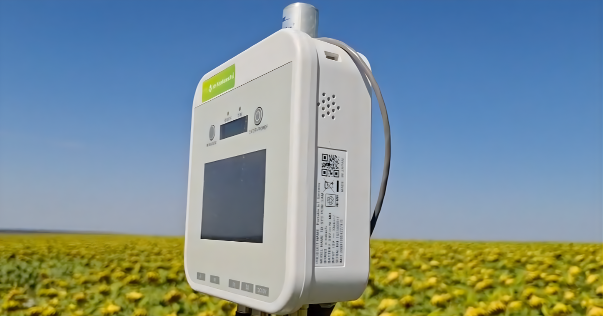 ヒマワリ畑に設置されたe-kakashi