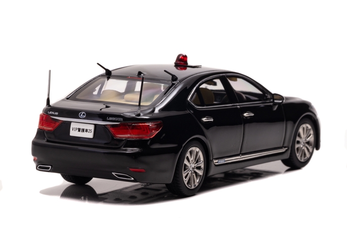 RAI'S 1/43 レクサス LS600h 2020 警察本部警備部要人警護車両(国旗掲揚仕様):右後