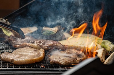 BBQのイメージ。奥の貝は「Lanikai 海鮮BBQセット」(別料金)