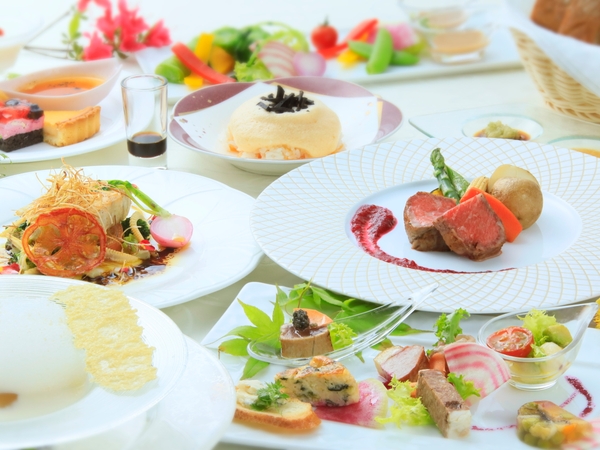 ホテルならではのディナーを愉しんで