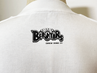 背面の襟下には「BEASTARS」のロゴ