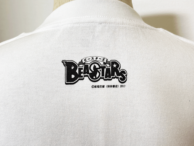 背面の襟下には「BEASTARS」のロゴ