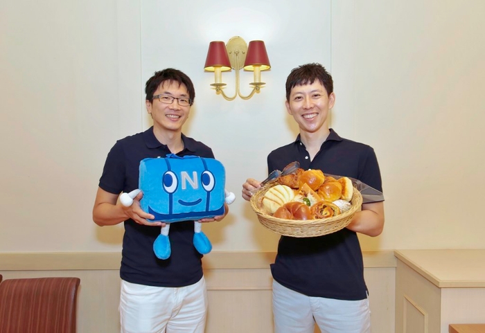 左 ローゲンマイヤー 代表取締役 細谷 右 日能研関西 代表取締役 小松原様