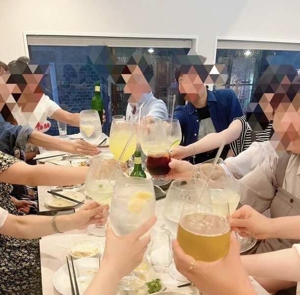 コンパの乾杯シーン