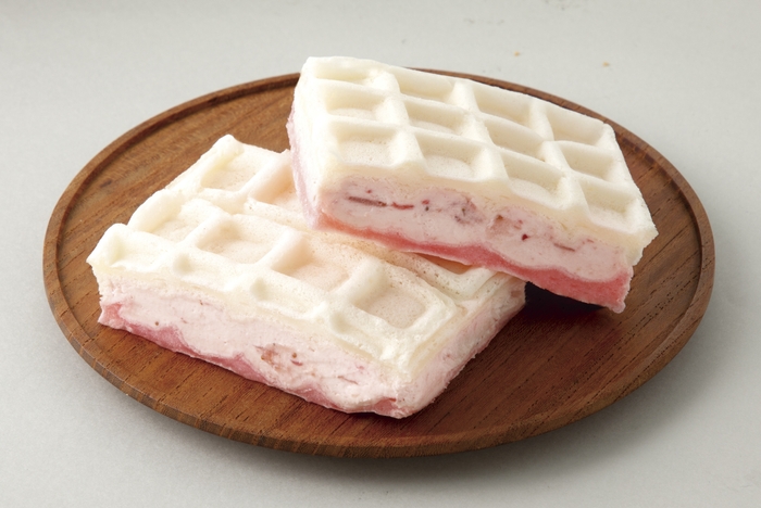 <長崎県>EKI na CAFE もちもちのいちごワッフル(長崎県産さちのか苺クリーム)