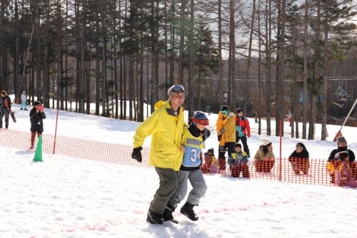 二人三脚などの競技に、親子で協力して挑戦！