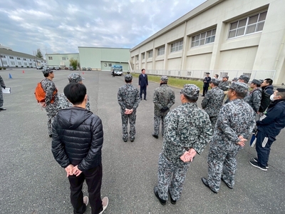 説明を受ける自衛官の姿