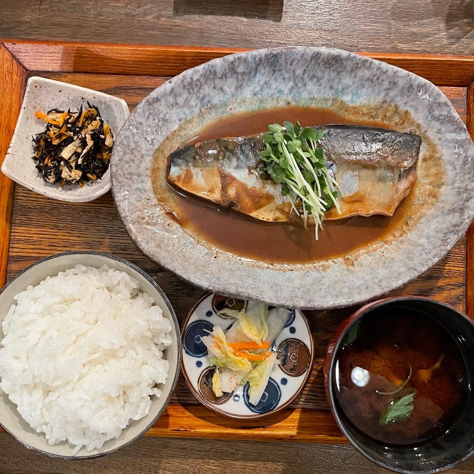 人気の定食は夜でも注文OK!