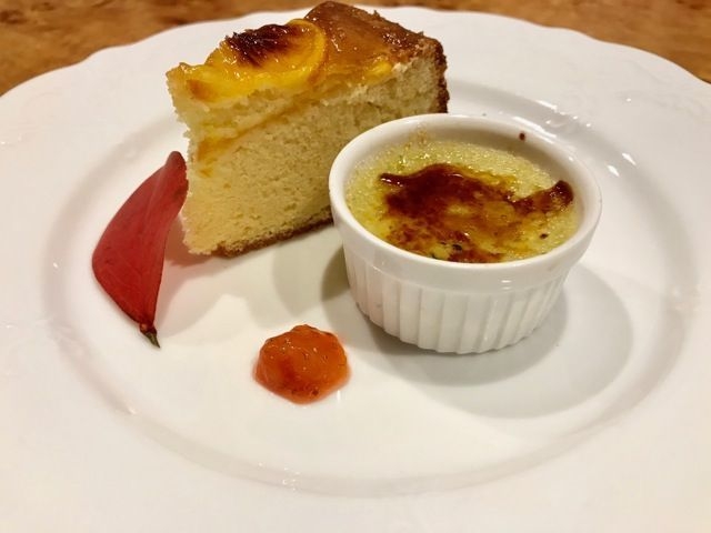 自家製オレンジケーキと濃厚な抹茶のブリュレイチゴのソース添え(人吉)
