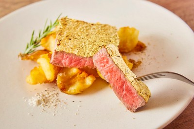金箔で覆われた、ゴージャスな金肉ステーキ!