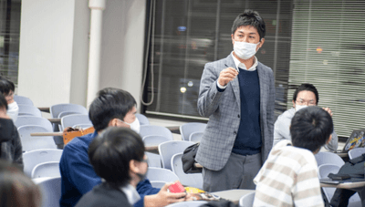 株式会社Mountain Gorilla代表取締役 井口 一輝と布施ゼミ学生のディスカッションの様子