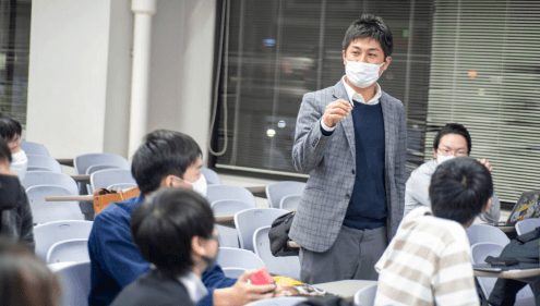 株式会社Mountain Gorilla代表取締役 井口 一輝と布施ゼミ学生のディスカッションの様子