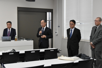 司会を務める岡本浩一研究推進委員長(中央左)、右端は山田修平薬学研究科主任教授