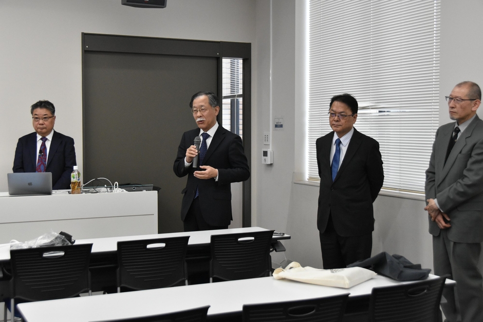 司会を務める岡本浩一研究推進委員長(中央左)、右端は山田修平薬学研究科主任教授