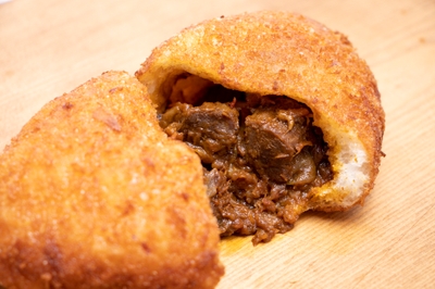 牛肉ゴロゴロカレーパン 税込238円