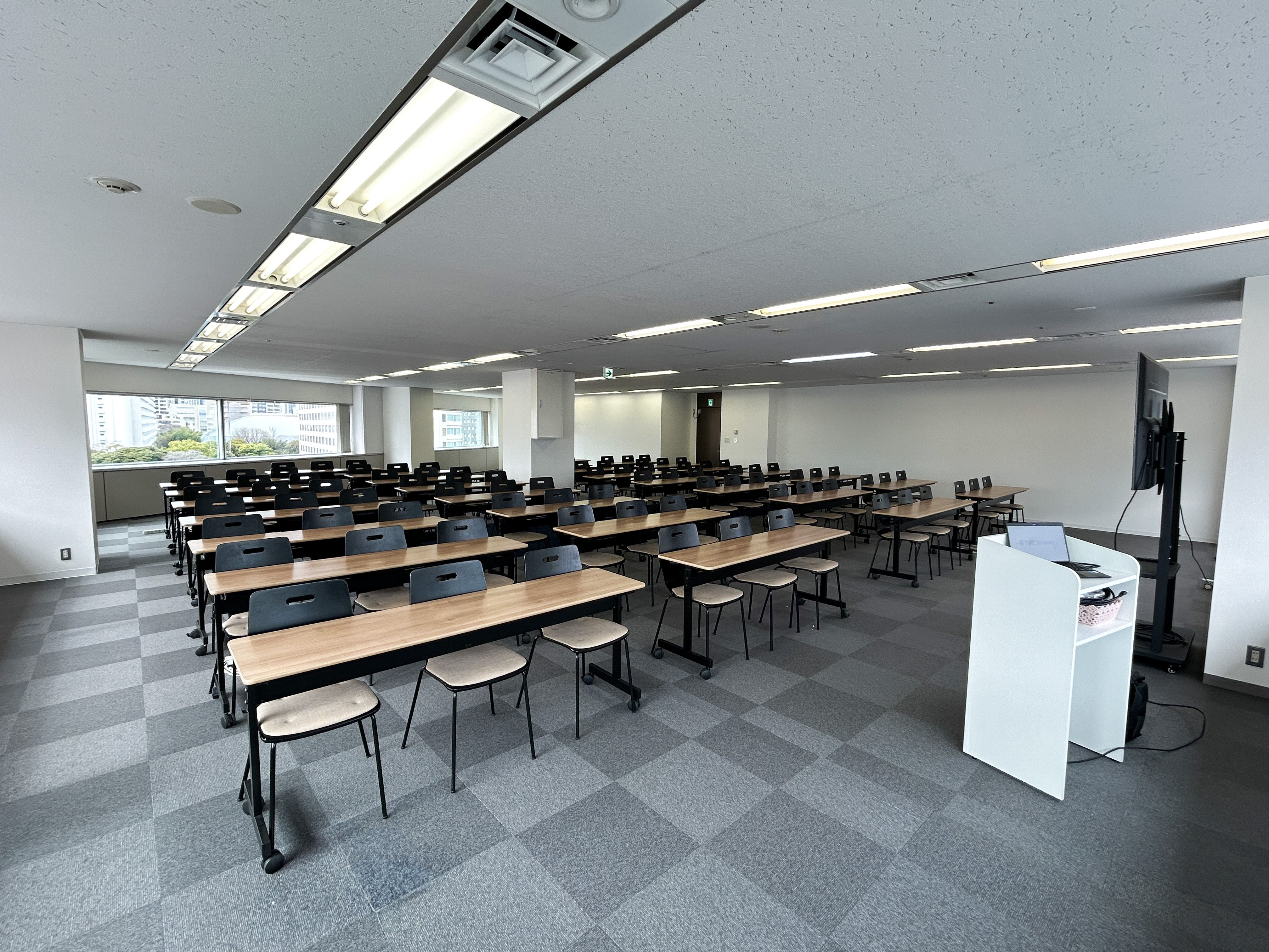 品川駅徒歩4分、新幹線・羽田空港アクセス良好
最大90名対応の貸し会議室がオープン