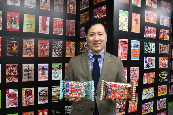 『商品本部 マーケテイング戦略部 亀田の柿の種 担当マネージャー　尾関 太一郎』