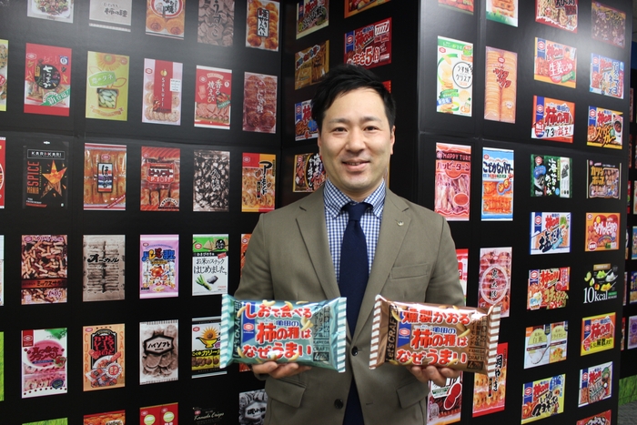 『商品本部 マーケテイング戦略部 亀田の柿の種 担当マネージャー 尾関 太一郎』