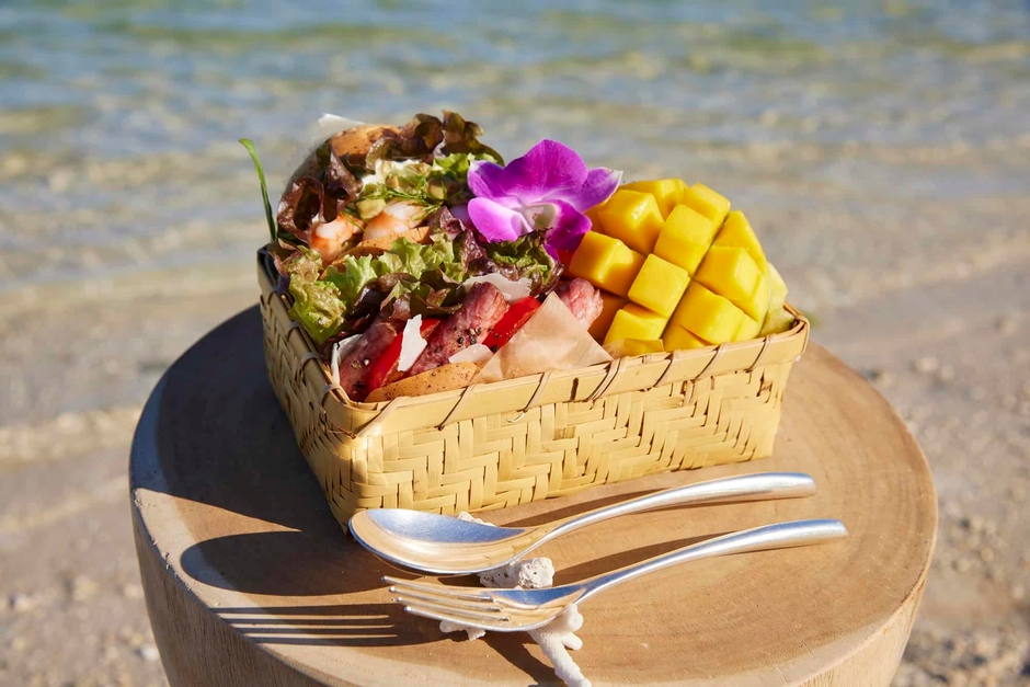 海辺で食べる朝食