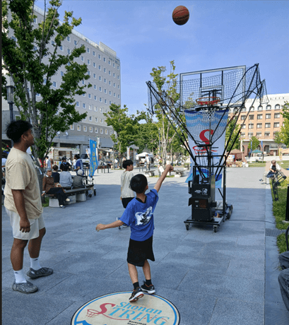 シューティングマシンで遊ぶ子ども