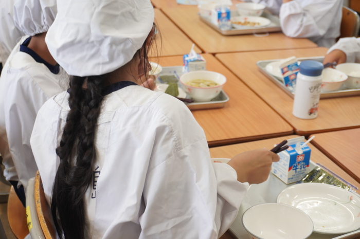 大阪府内の小学校で実施した、両社共同食育プロジェクト「ふれあい給食」の様子。小学4年生を対象に計3日間（約110名）で実施し、最後にアンケートも実施した