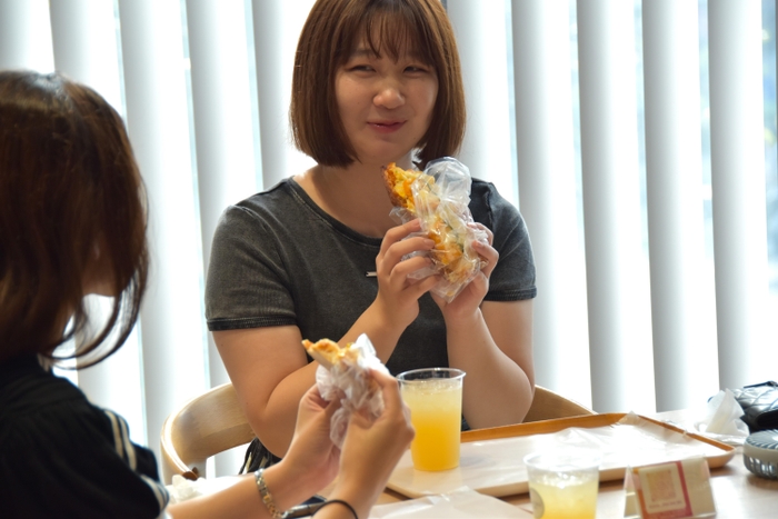 談笑しながら朝食を楽しむ学生たち