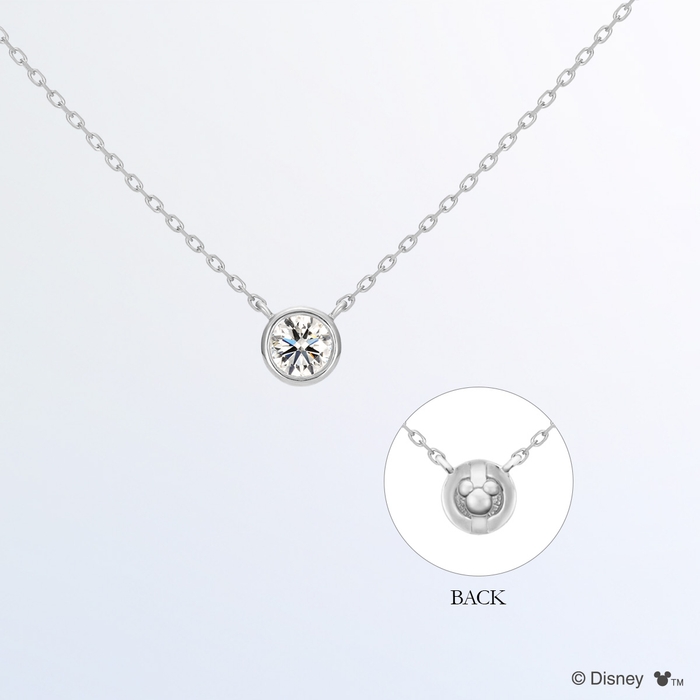 『Mickey Mouse Single Diamond -Bezel Setting-』 宝石を金属で囲う“フクリン”タイプのデザイン。 石を一回り大きく見せる効果があるほか、クラシカルな雰囲気をさりげなく演出します。