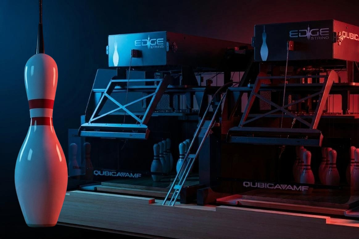 吊りピン方式の先進ストリングピンスポッター。安全、安心、スムーズなゲーム進行を実現。