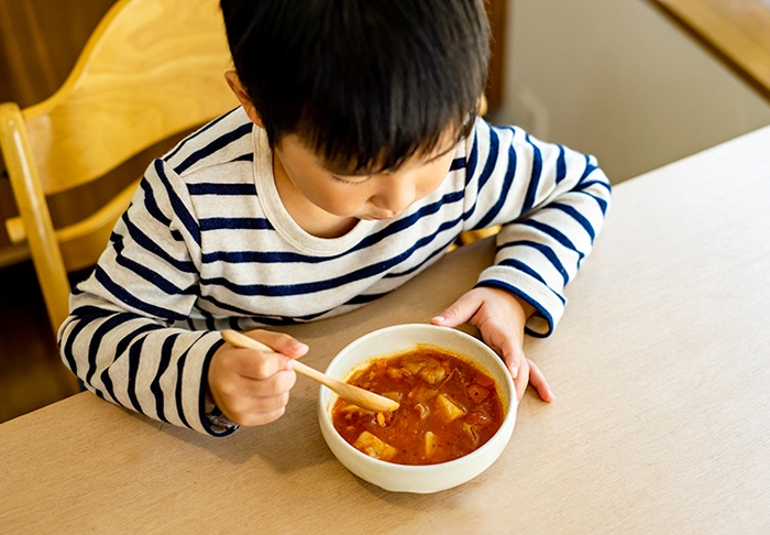 一人で食べ始めた子どもにぴったり、すくいやすいうつわ