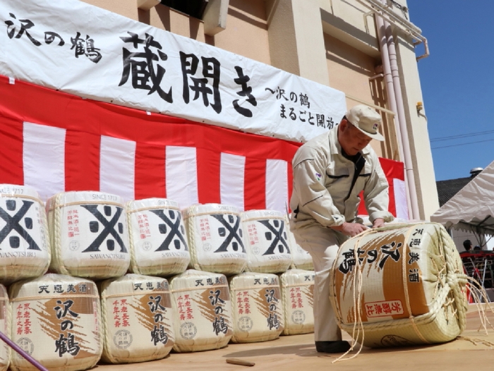 樽菰巻き実演の様子（沢の鶴）