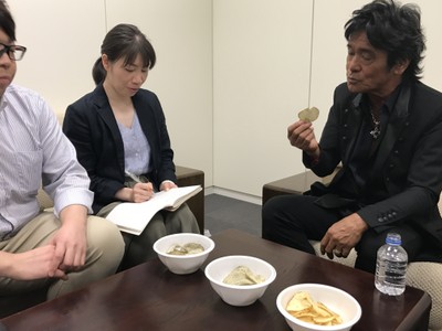 松崎しげる監修 「黒いポテリッチ 黒胡椒味」 試食会の様子