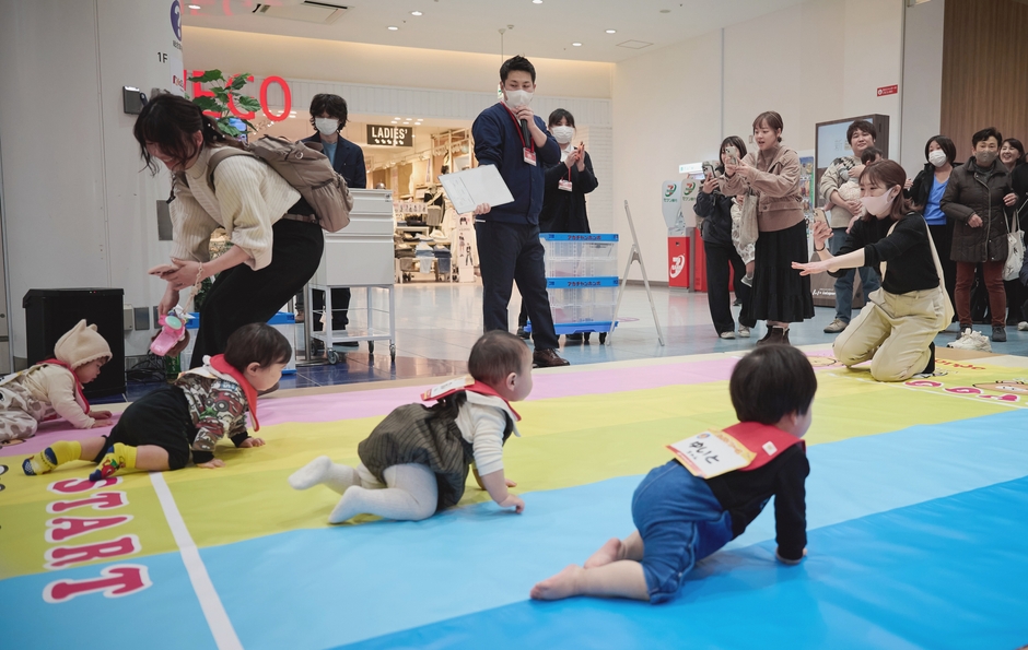 MOMOテラス_10周年_アカチャンホンポ_ハイハイレース