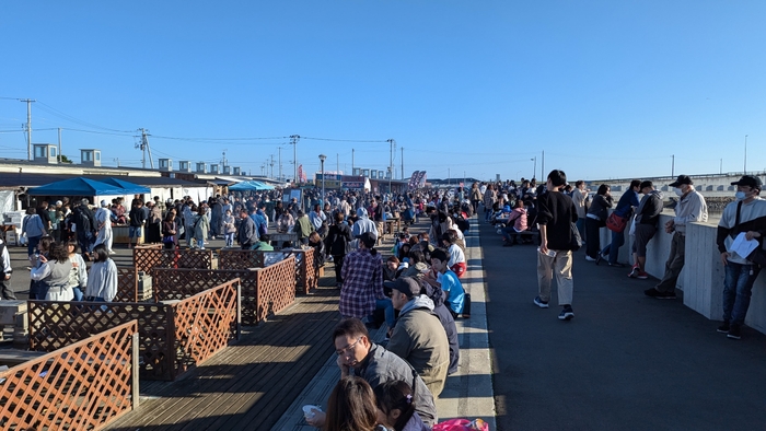 会場のにぎわい