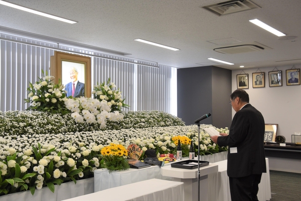 お別れの言葉を述べる小原専務理事