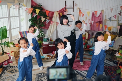 「JAタウンのうた」を歌う根本凪さん