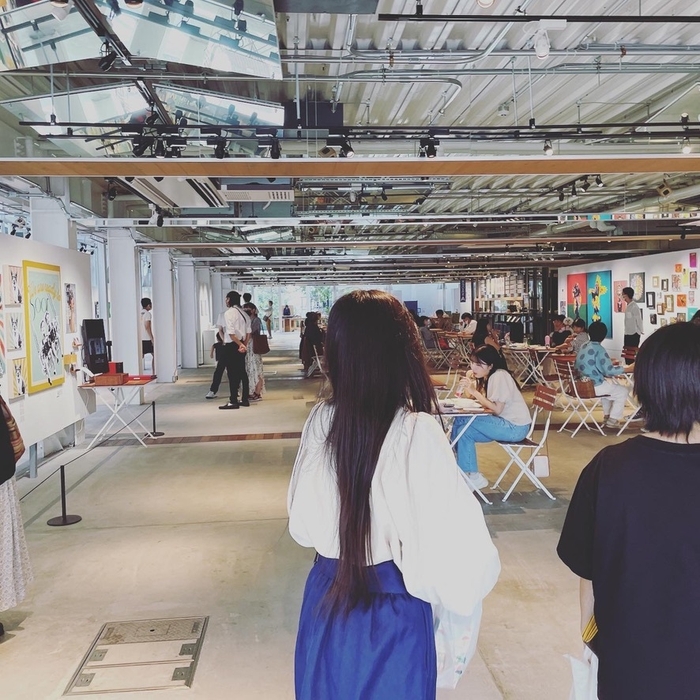 イラストレーターになりたい生徒が展示会見学
