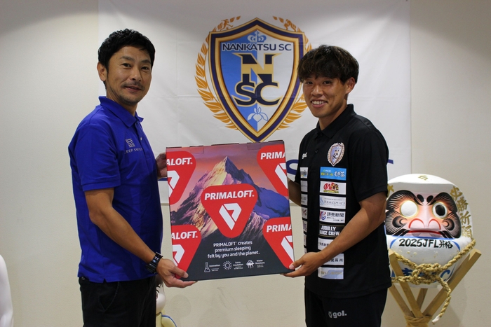 「プリマロフト」を提供（左：ディーブレス/増田代表、右：南葛SC/佐々木達也選手）