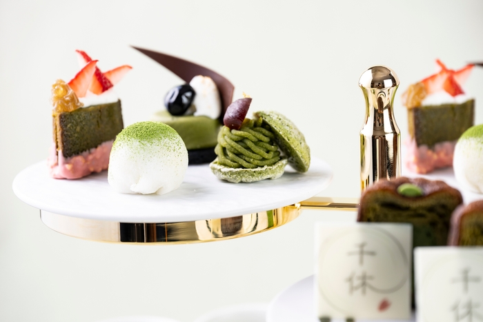 お抹茶大福(手前左)、千休 米粉の抹茶フィナンシェサンド(奥左)、お抹茶チーズケーキ(奥右)、お抹茶ブッセ(手前右)