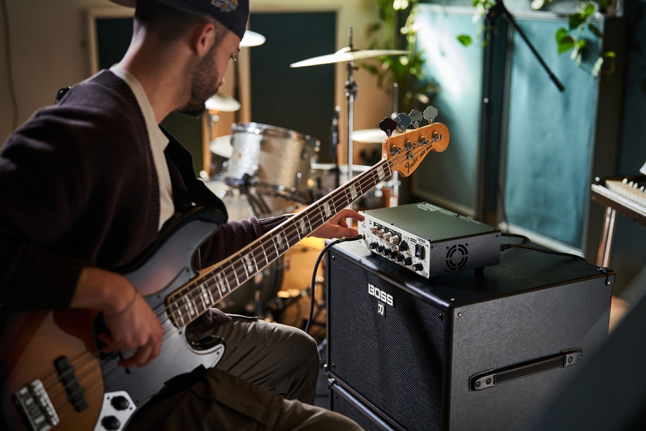 『KATANA-500 BASS HEAD』と『KATANA CABINET 112 BASS』 演奏 イメージ