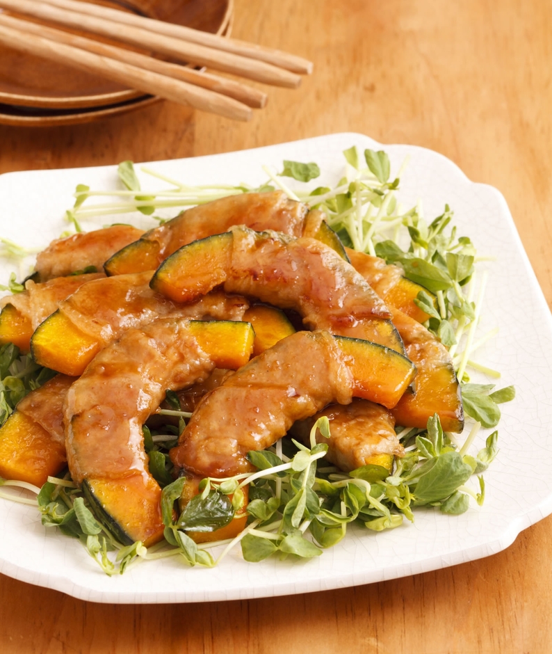 【持久力UP!のメインおかず】「かぼちゃの豚肉巻き照り焼き」(★)。かぼちゃは糖質のほかβ-カロテンやビタミンC、Eも多く、疲労回復効果が。糖質の代謝を助けるビタミンB1が多い豚肉と合わせます。