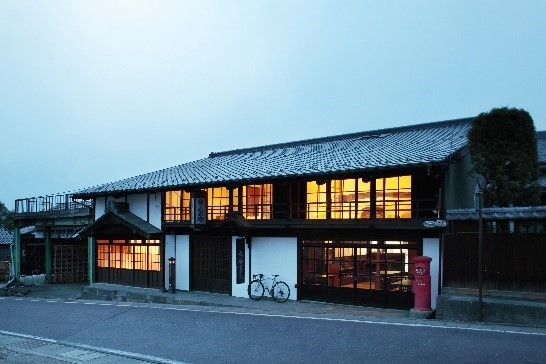 粂屋 玄関(夕景)