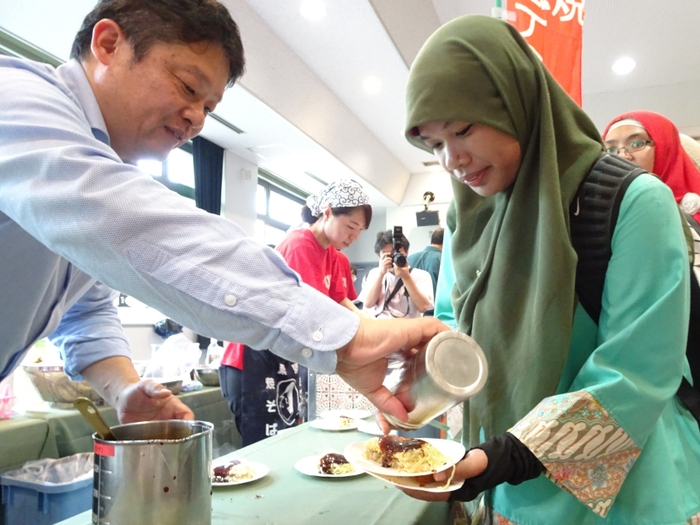 ムスリム留学生が試食(2017年7月、広島大学留学生交流会にて)