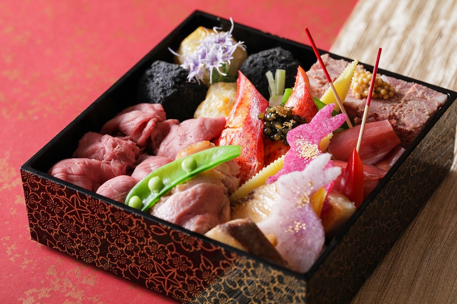 ▲弐の段:国産の牛頬肉をアラビアータ仕立てにしたパイ包みや、ホテルでも人気の北海道産しほろ牛のローストビーフ、脂の乗った国産のブリの 赤ワインソース照り焼き仕立てなどを贅沢に盛り込んだ弐の段