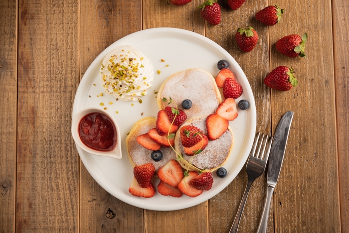 自家製苺ソースとピスタチオのパンケーキ