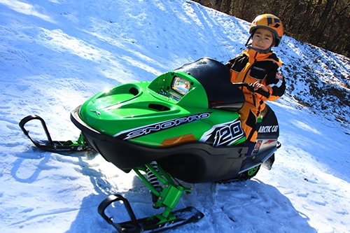 雪遊び場 お子様でも安心して乗れるスノーモービル