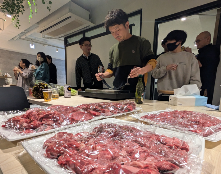 みんなで堪能する肉は格別