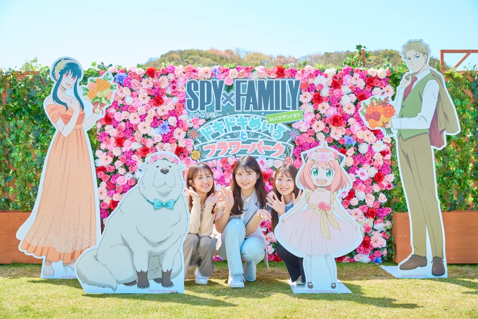 ▲オリジナルデザインのフォージャー一家と記念写真